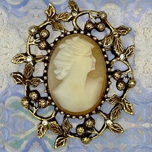 Vintage Signed Goldette Cameo Brooch